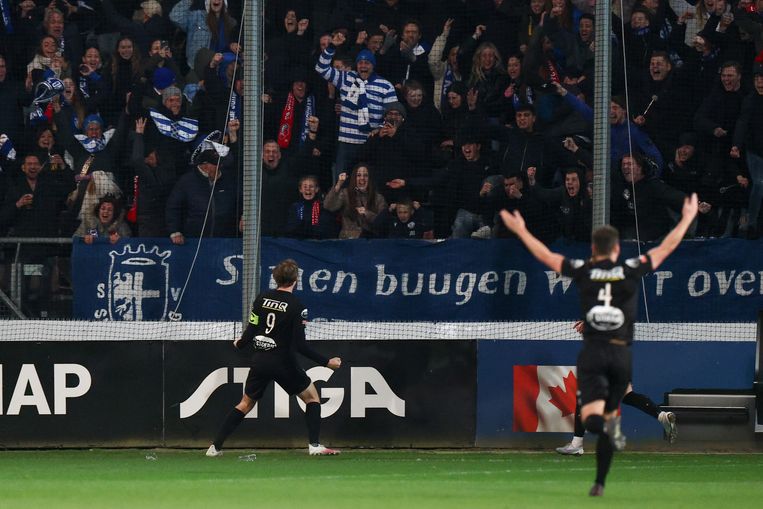 Amateur club Spakenburg beat FC Utrecht 1-4 in the quarter-finals of the Cup Championship