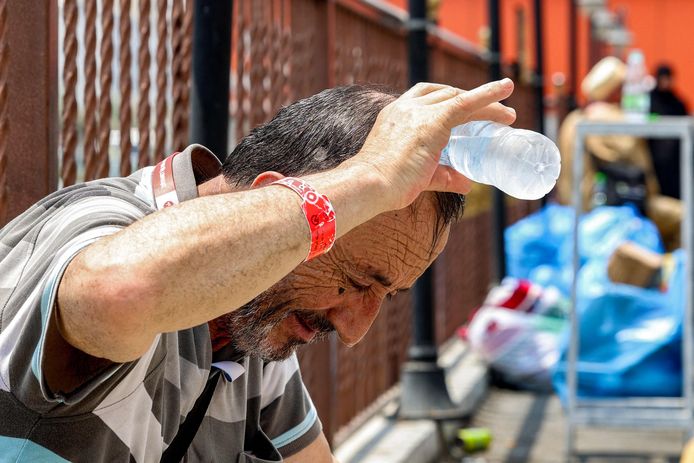 Een Turkse pelgrim giet het water over zijn hoofd.