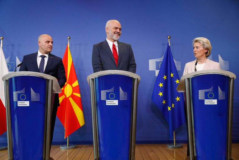 De Noord-Macedonische minister-president Dimitar Kovacevski, de Albanese premier Edi Rama en voorzitter van de Europese Commissie Ursula von der Leyen tijdens een gezamenlijke persconferentie op 19 juli. Beeld ANP / EPA