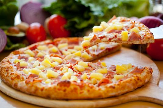 Pizza met ananas, ook wel pizza Hawaii genoemd.