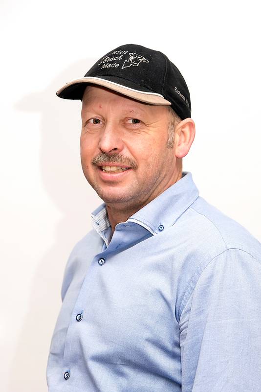 Erik van Oosterhout (49) uit Made is boer sinds 1988. Hij is mede-eigenaar, belast met verzorging van de koeien en bewerken van het land.
