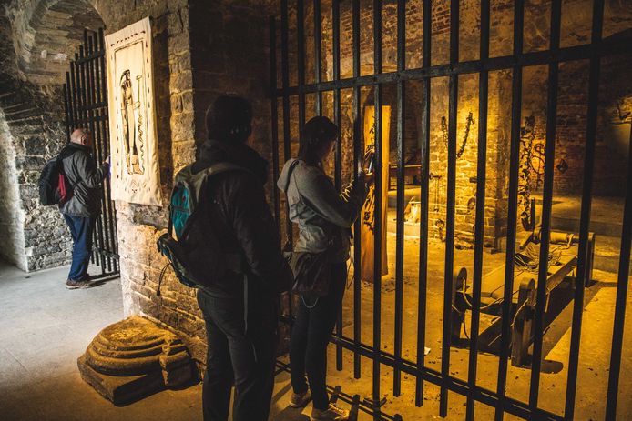 Het Kabinet van de Beul in het Gravensteen. De marteltuigen zijn enkel vanop afstand te zien.