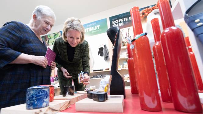 Koningin Mathilde bezoekt 50-jarige Oxfam-Wereldwinkel: “Het engagement van deze vrijwilligers is fantastisch”