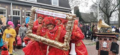 Kleurrijke kunststukjes in grote optocht van Paplaand