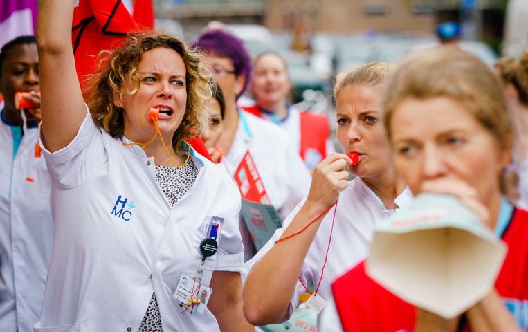 Ziekenhuismedewerkers op donderdag tijdens een lawaaiprotest bij het HMC Westeinde in Den Haag. Beeld ANP