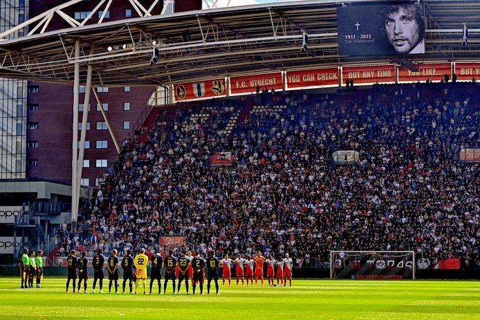 Poco dopo la morte di Cor Hildebrand, l'FC Utrecht ha osservato un minuto di silenzio prima del duello con l'Ajax.