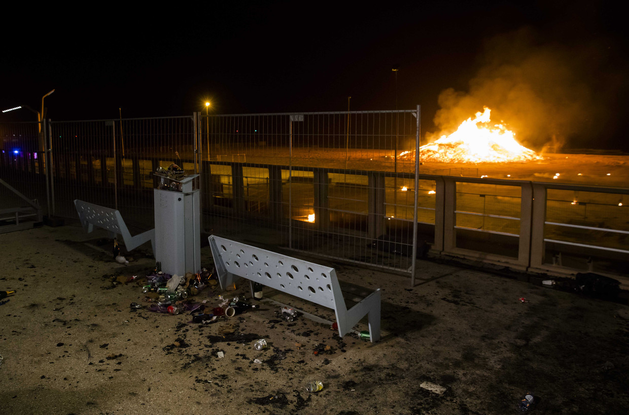 Schade op de Boulevard door vliegende vonken afkomstig van het grote vreugdevuur op het strand.  Beeld ANP