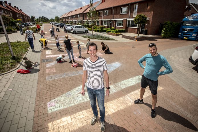 Wouter Hofste (links) op de foto samen met zijn broer Maarten: „Er zitten ook heel forse donaties bij, dat had ik nooit verwacht.”