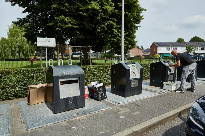 Het afval wordt vaak naast de containers gedumpt bij één van de milieustraten in de gemeente Lochem. Zal dat erger worden na een versobering van de afvalverwerking?