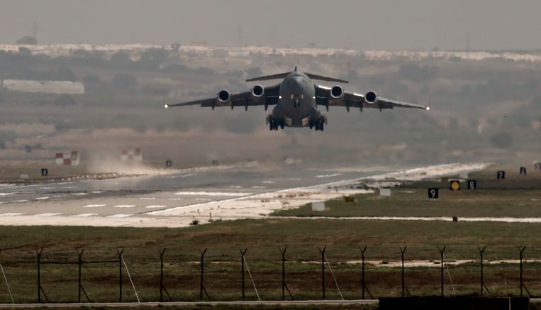 Een Amerikaans militair toestel vertrekt van de luchtmachtbasis in Incirlik. Beeld ap