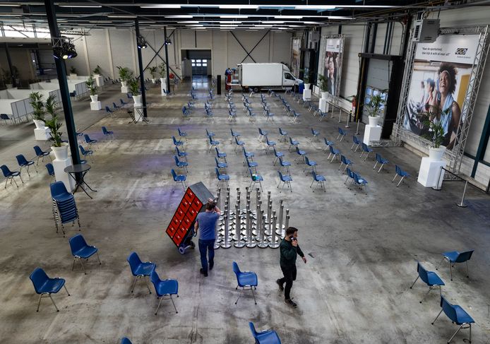 De nieuwe XL-locatie aan de Haverdijk wordt ingericht, onder andere met spullen uit sporthal De Braak. Die sloot donderdag aan het eind van de dag de deuren.