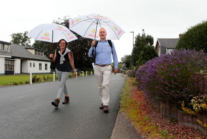 Burgemeester Theo Segers en zijn vrouw Anneke in Arkel, de plaats waar hun wandeling begon.