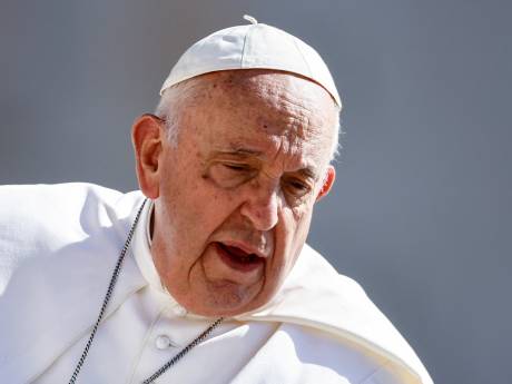  Le pape François “va bien”: l’opération s’est terminée “sans complications”