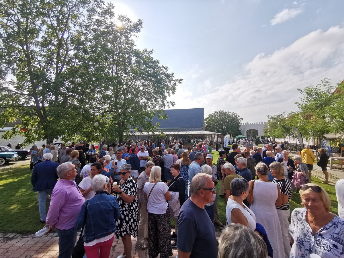 Inwoners Oudenburg verkennen gerenoveerde Abdijhoeve | Foto | hln.be