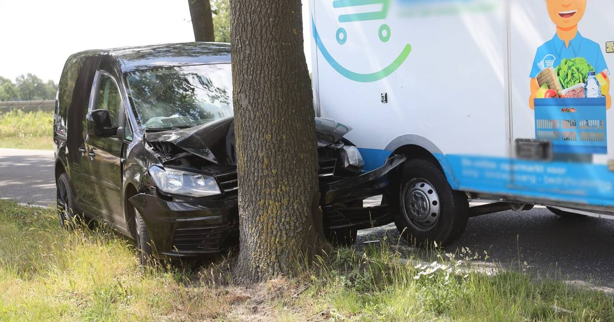 Automobilist gewond bij botsing met vrachtwagentje in Volkel.