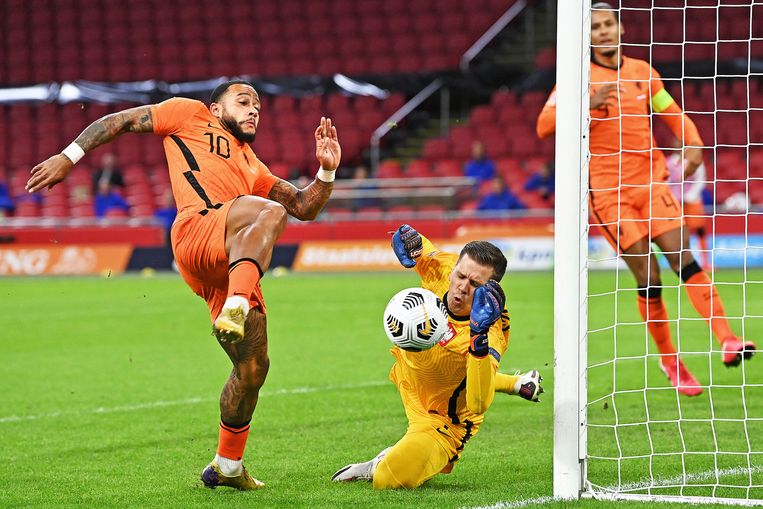 Mephis is dichtbij de 1-0 maar kan net niet bij de bal, keeper Wojciech Szczesny hoeft niet echt redding te brengen. Beeld Guus Dubbelman / de Volkskrant