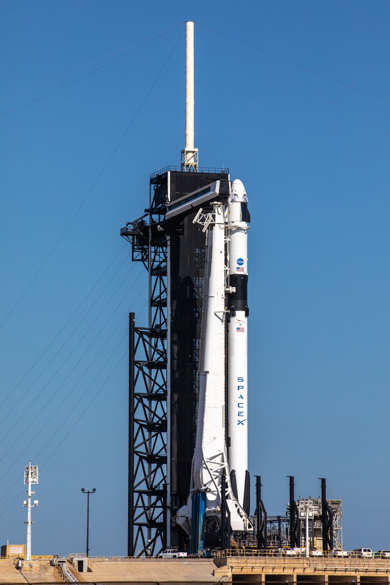 De Crew Dragon is gemonteerd op de recycleerbare Falcon 9-raket.