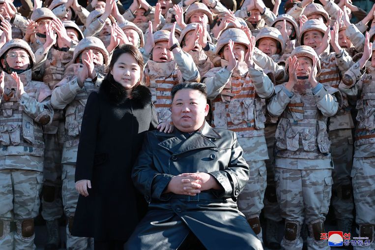 Kim Jong-un met dochter Ju Ae. Beeld AFP