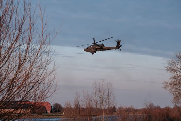 Een Apache-helikopter van Defensie tijdens de laagvliegoefening boven Oost-Nederland.