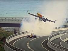 Spectaculaire beelden: Daniel Ricciardo racet in Formule 1-bolide tegen stuntvliegtuig