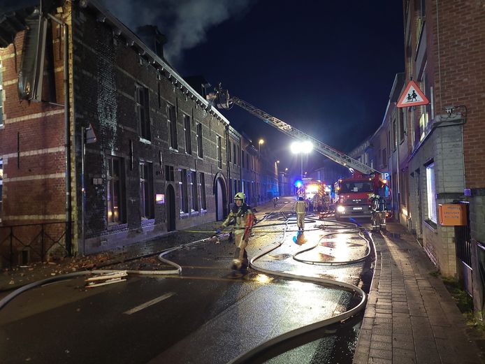 Zware uitslaande brand op Geldenaaksebaan: architectenbureau brandt volledig uit
