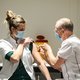 Amsterdam start met vaccineren: eerste prik voor ic-verpleegkundige Carol Verdonk