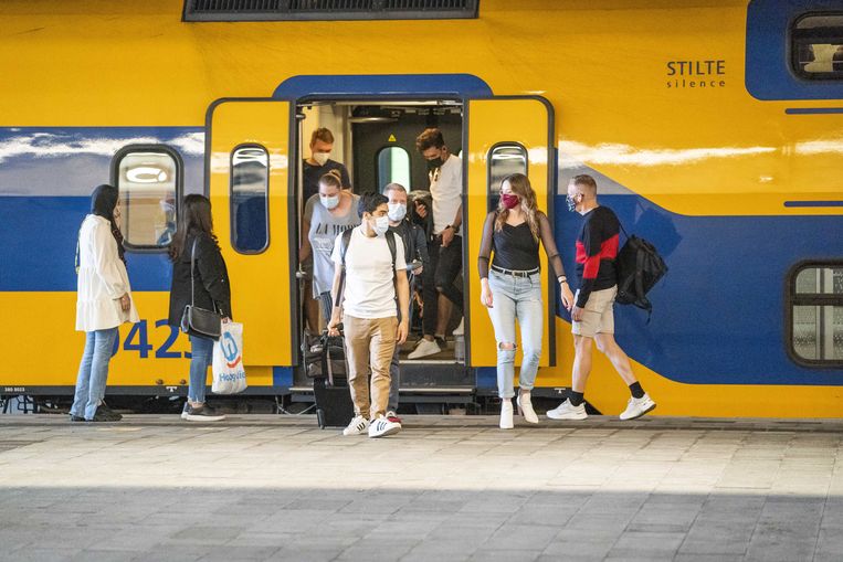 Volgens OMT-lid Marc Bonten moet de overheid thuiswerken opnieuw stimuleren en het afstand houden weer serieuzer nemen. Beeld ANP