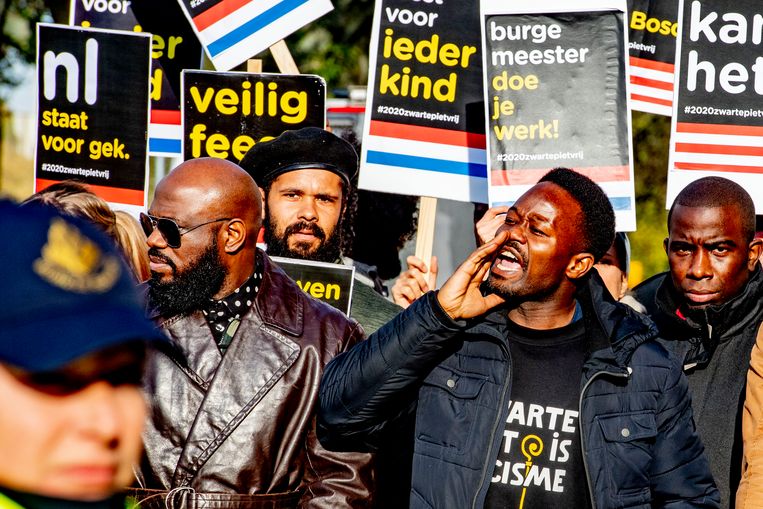 Leden van Den Bosch Kan Het, een lokale afdeling van Kick Out Zwarte Piet, voeren actie tegen Zwarte Piet. Beeld ANP