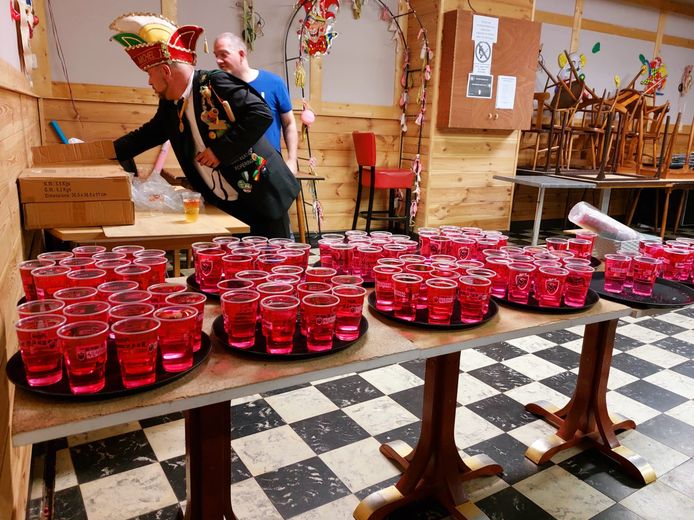 De ludieke kelnerkoers ‘Paaardong Gaaarçong’ trok ‘s avonds langs de Poperingse horeca.