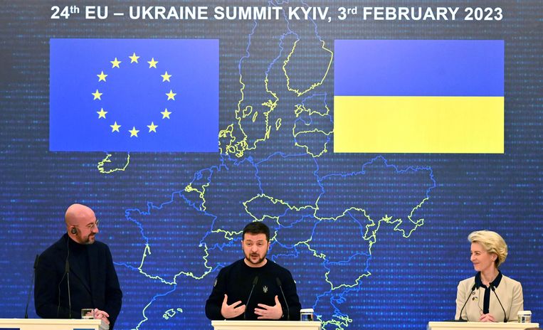 Charles Michel en Ursula von der Leyen in Kiev voor de top met president Zelenski. Beeld AFP