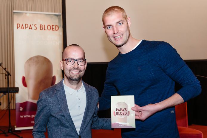 Dennis en Maarten van der Weijden met het eerste exemplaar van Papa's Bloed