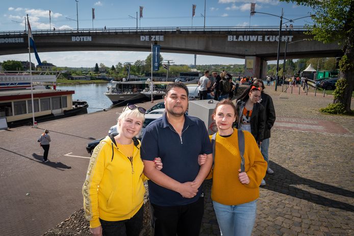 Anastasia Breoluk, Sleman Rakhman en Oksana Kilyra op de Rijnkade in Arnhem. ,,Het is heerlijk om afleiding te hebben en voor een leuk feest van de boot af te kunnen."
