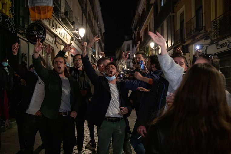 Toeristen in Madrid maken zich op voor de avondklok, die pas om 11 uur 's avonds ingaat. Beeld Getty Images