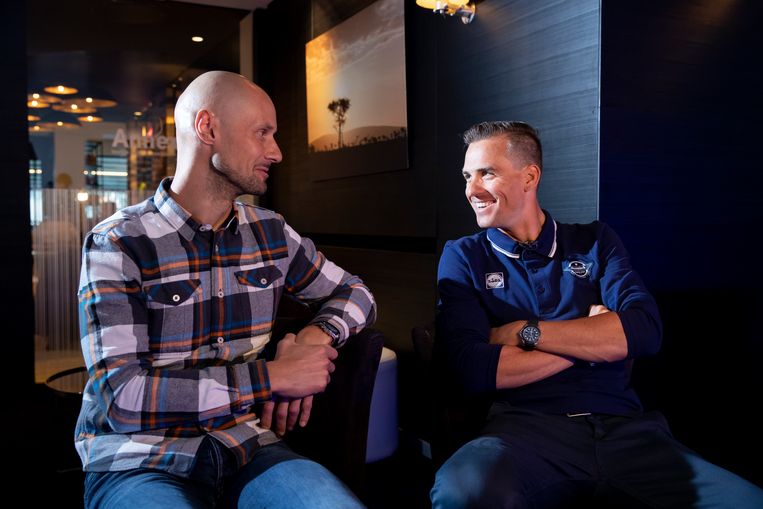 Tom Boonen en zijn voormalige ploegmaat Zdenek Stybar (Deceuninck-QuickStep) praten bij in Tielt. Beeld Jan De Meuleneir / Photo News