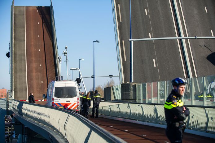 Op de Den Uylbrug in Zaandam is in 2015 een fietser om het leven gekomen. Volgens een vandaag verschenen rapport van de Onderzoeksraad is de veiligheid van bruggen nog steeds onvoldoende.
