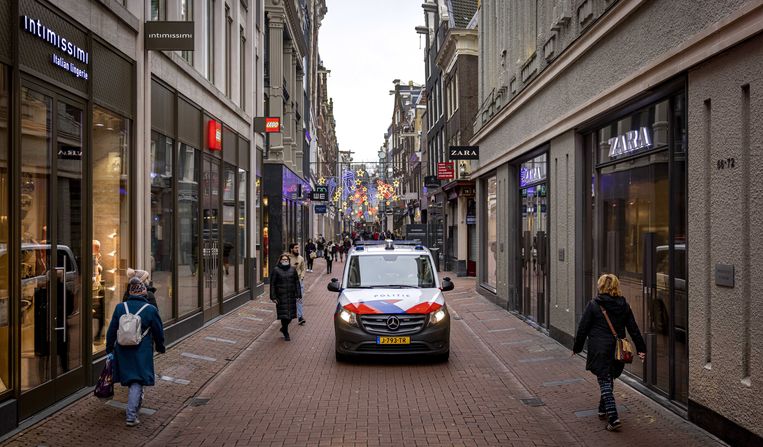 Gesloten winkels in het centrum van Amsterdam, op de dag dat de harde lockdown is ingegaan.  Beeld ANP