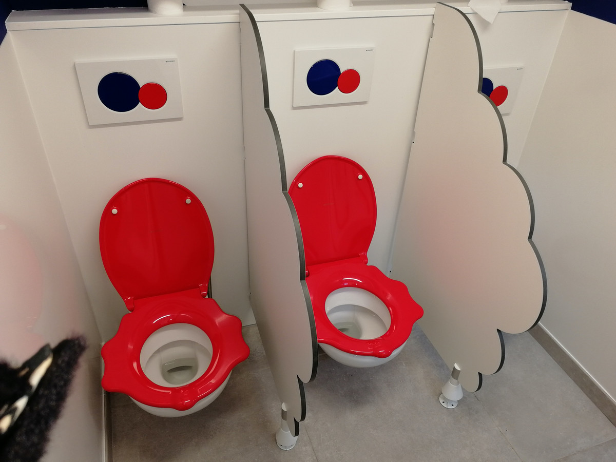Les nouvelles toilettes de l'école maternelle de Sainte Thérèse d'Oneux.