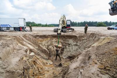 Zo gevaarlijk is een explosief in de grond niet: ‘Lekker laten zitten’