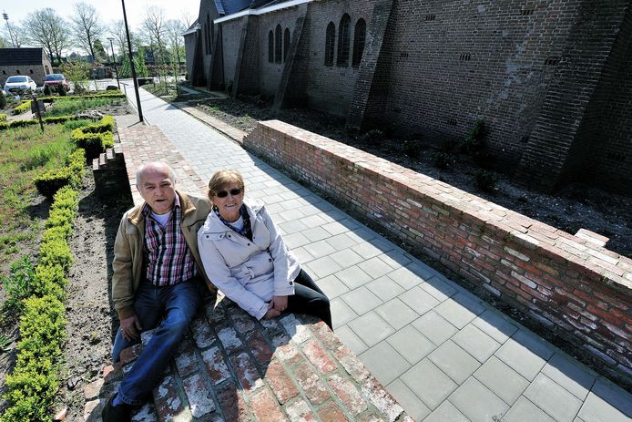 Huub Klaassen (l) vlakbij het graf van ‘De vrome vrouwe’ bij de Maria Hemelvaartkerk in Nispen.