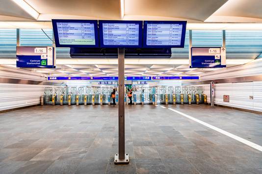 Station Zwolle: door het coronavirus is er vrijwel niemand