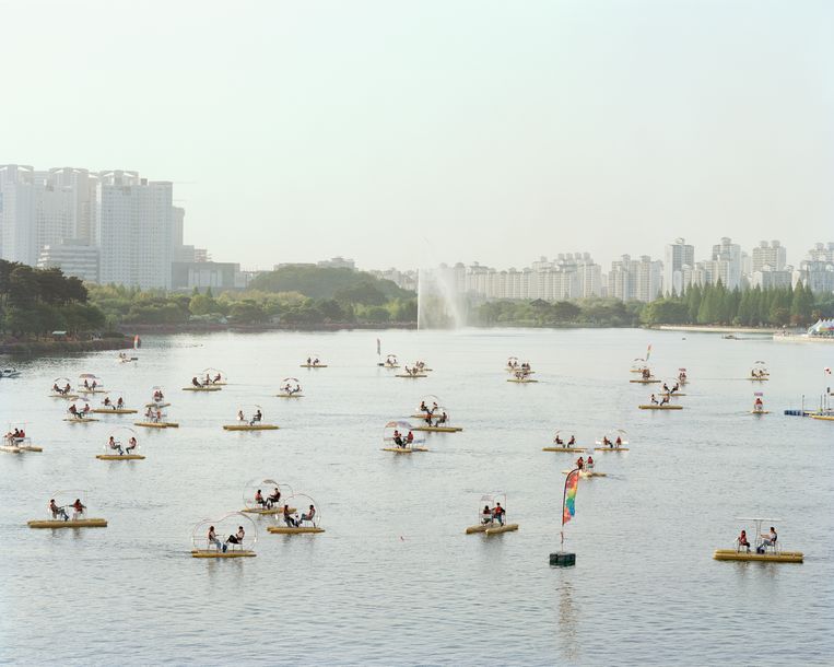 In het Lake Park kun je gezellig met z’n tweetjes varen. Echt alleen ben je er nooit. Beeld Seunggu Kim/INSTITUTE