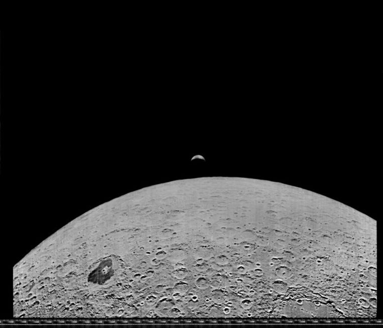 Een van de eerste beelden van de maan, veel scherper dan de versie die wereldkundig gemaakt werd.

