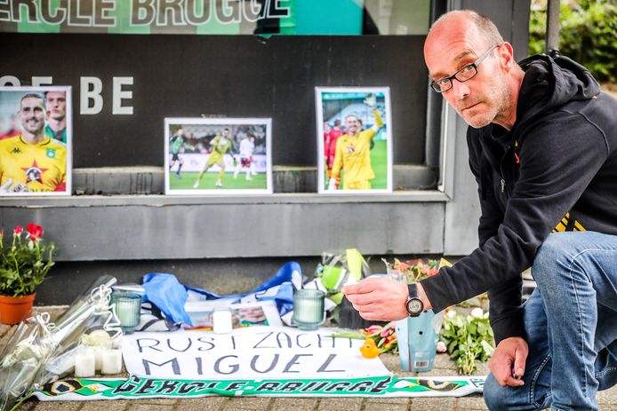 Clubsupporter Kris (51) kwam een kaarsje branden voor de Cercledoelman en zijn gezin.