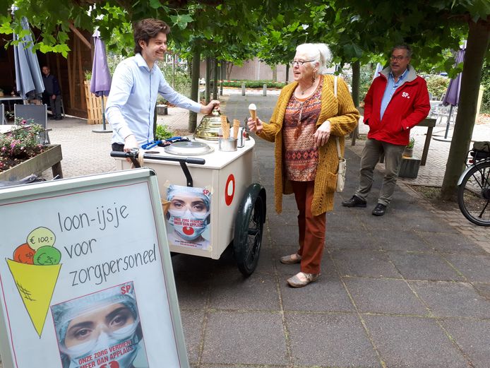 Augustus 2020: Alessandro de Marco deelt gratis ijsjes uit bij een actie van de SP.