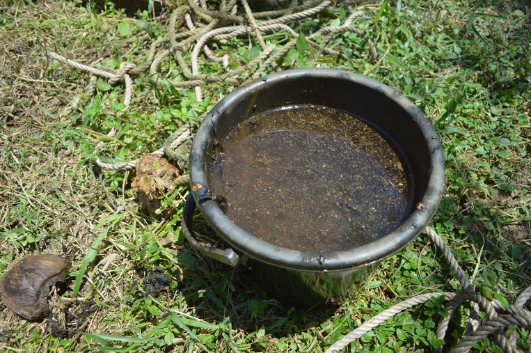 Zwaar vervuilde water uit de put van Payao Charoonwong, de prijs voor het dumpen van westers afval in Thailand.  Beeld Ate Hoekstra