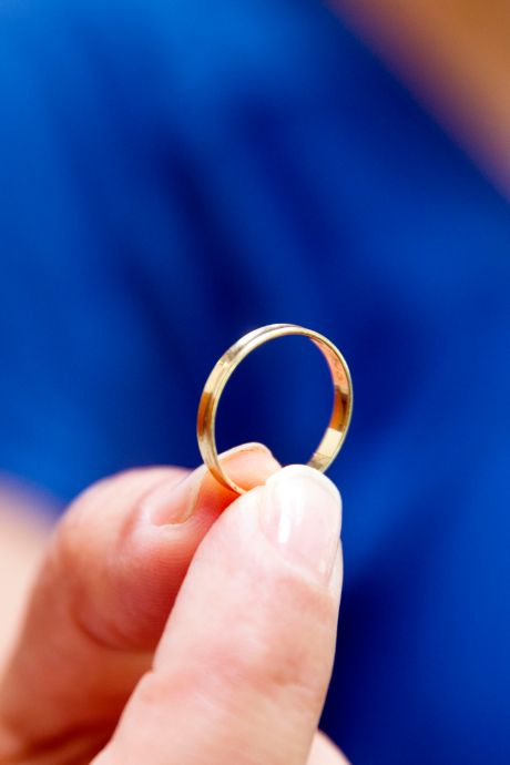 Britse vrouw na 54 jaar herenigd met verloren verlovingsring: ‘Ik was sprakeloos’