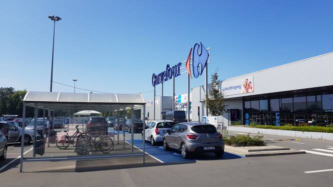 Fietsendief (21) die Oostakker en Sint-Amandsberg teisterde op heterdaad betrapt op parking van Carrefour