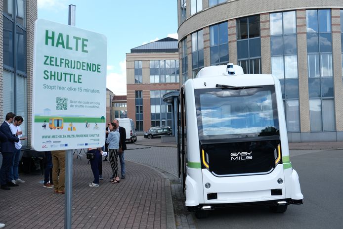 VIL en stad Mechelen hebben maandagmiddag de eerste autonoom rijdende shuttle op de openbare weg in Vlaanderen gelanceerd in bedrijvenpark Mechelen Noord. Het voertuig zonder bestuurder kan tot acht personen vervoeren brengt daarnaast postpakketten rond.
