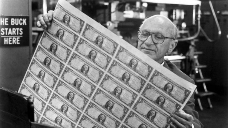 De Amerikaanse econoom Milton Friendman, verdediger van het vrijemarktkapitalisme, vond dat inflatie vooral een monetair fenomeen is. Beeld  