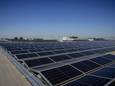 Zonnepanelen op een plat dak.